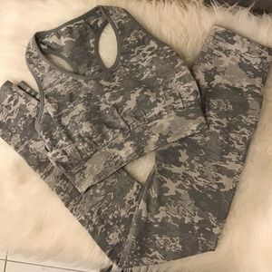 (SOLD) 2 pc seamless workout sports-bra & high waist leggings